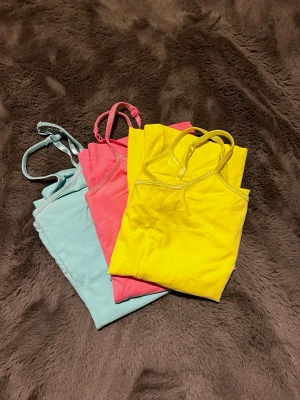  Linne från The Essentials - Säljer tre färgglada linnen från The Essentials. Färgerna är gul, blå och rosa. Passar bra till både jeans och shorts! (Innanför linnet runt bysten är det som ett extra tyg) 80kr för alla tre! Går att köpa separat också 