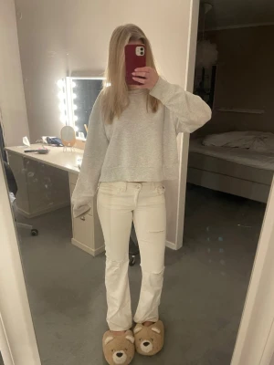 Vita bootcut jeans med hål - Säljer ett par vita bootcut Jeans med hål och fickor bak från Gina. Ny pris 400,säljer för 200 men pris går att diskutera💕