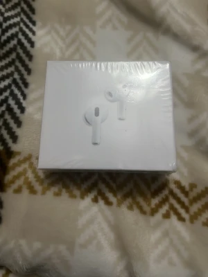 AirPods Pro 3 - Helt nya Apple AirPods Pro 3 i obruten förpackning. Trådlösa hörlurar. Levereras med flera öronproppar för perfekt passform. Perfekt för musik, samtal och aktiv brusreducering. Fick i present av en moster och använder ej
