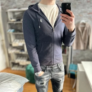 Ralph Lauren Zip hoodie - Bra skick, lite urtvättad men inget allvarligt! Storlek XS sitter som XS  och passar dig som är mellan 165-175cm ungefär. Nypris ca 2000kr. Modellen är 185 cm, 75kg. Passar bra nu till våren! Skriv för mer information!🤝