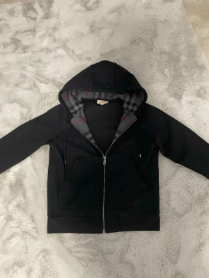 Burberry Noir Zipper  - Riktig stilig och fet, kvitto finns, äkta så klart, inga fel på den, skickar med tags o allt 