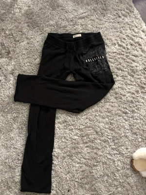 lågmidjade hollister mjukisbyxor vintage  - svarta vintage lågmidjade mjukisbyxor från hollister i stl S💕 lite urtvättade annars bra skick! raka/bootcut ben