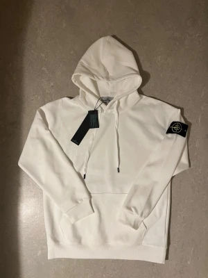 Stone Island  - Hel ny Vit Stone Island hoodie med tagg på. Fick som present i julklapp men passar inte mig