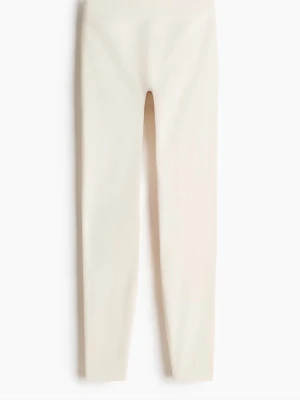 Beiga leggings från H&M Sculptmove - Snygga beige/vita leggings från H&M Sculptmove-kollektionen. De har en hög midja och är tillverkade i ett stretchigt syntetmaterial som sitter tight och formar kroppen. Perfekta för träning eller chill dagar. Använda 2 gånger och helt som nya