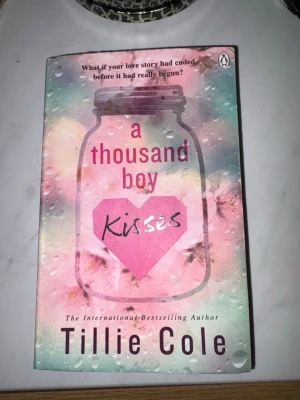 A Thousand Boy Kisses - En gripande berättelse om Rune och Poppy, vars barndomsvänskap växer till en episk kärlek. När de skiljs åt av livet förändras allt. Två år senare återförenas de, men mycket har förändrats. En bok om hjärtesorg, hemligheter och evig kärlek – perfekt för unga vuxna som älskar känslostarka romaner.