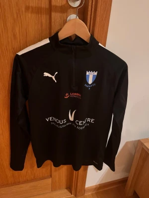 Malmö - Puma träningströja - Snygg Malmö ff långarmad träningströja från Puma med snygga detaljer och olika sponsorer, säljer då jag växt ur tröjan, hör av dig vid minsta lilla fundering eller direkt med prisförslag🤩