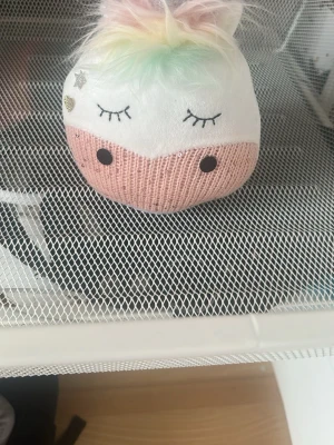 Unicorn mjukisdjur med glitterhorn -  Adorable small unicorn plush waiting for a new home! 🦄✨ 	•	Small and perfect for cuddling 	•	Sparkly horn that really shines 	•	Almost like new, in excellent condition 	•	Brand unknown, but super charming  Price: 175 SEK  (~$17, negotiable for quick sale)  A perfect gift or collectible – let this magical unicorn be your new favorite! 💖It has a bit of weight at the bottom, so it sits nicely.