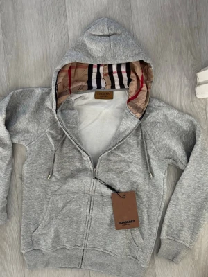 Burberry hoodie - Helt ny, oanvänd burberry Hoodie. Sälja med tanke på att den inte Kommer till användning. Skriv vid funderingar!