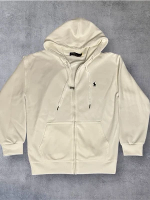 Polo Ralph Luaren Hel Zip Vit M - - Säljer denna feta tröjan nu inför vintern - Den är använd men ändå i mycket bra skick - Size M - Jag svarar fort - Kan gå ner i pris vid snabb affär - Ställ gärna frågor om ni har