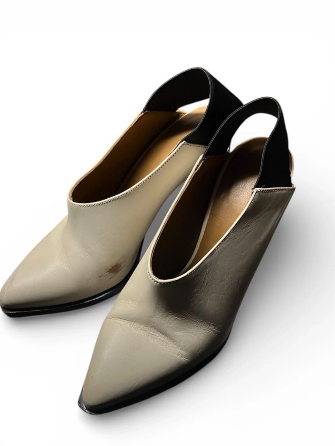 Beige och svarta klackskor i skinn - 1
