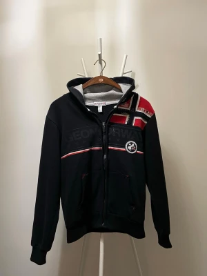 Geographical Norway Tröja - Geographical Norway Tröja i nästan nyskick skick. Har endast använt den ett par gånger sedan glömt den. 