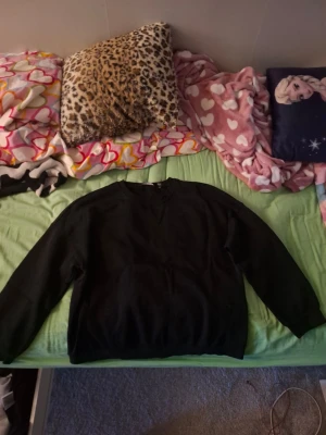 Svart sweatshirt i bomull - En enkel svart sweatshirt med rund hals och långa ärmar. Tillverkad i mjuk bomull, perfekt för en chill och avslappnad stil. Passar till det mesta och är ett måste i garderoben.