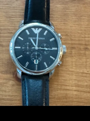 Klocka från Emporio Armani - Klocka från Emporio Armani Artikelnummer: AR-0431 Svart läderarmband  Ø 47 mm Nytt batteri krävs!