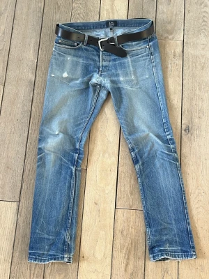 OG A.P.C Faded jeans  - Säljer ett par riktigt feta A.P.C jeans med en sjukt snygg tvätt. Jeansen har sjukt snygga fades och är i storlek 33, de passar dig som är runt 184.Dem är perfekta för dig som har lite archive/niece stil eller bara vill sticka ut på ett posetivt sätt!  Dem är samt förstärkta i skrevet. Jeansen är i bra skick för dess användning/historia.  Skriv till mig för frågor och kan gå ner en ”liten” summa vid snabb affär!