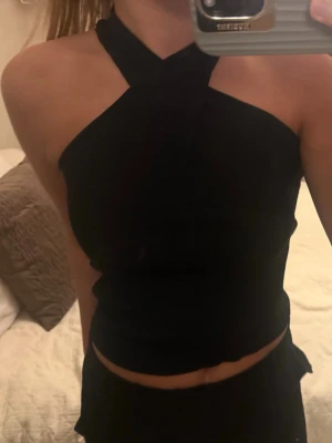 Svart halterneck topp - Snygg topp från Zara som inte kommer till användning längre! Använd ett fåtal gånger!💕