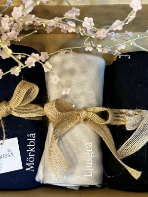 bomullsjerseytyg paket  - Denna exklusiva vinterbox innehåller tre mjuka och vackert inpackade Jersey hijab.som ger en känsla av värme och komfort under kalla dagar. Perfekt som en present till någon du håller av, eller som en egen lyxig stund i vintermörkret. Tillverkad av bomullsjerseytyg. OBS 3 st för 250