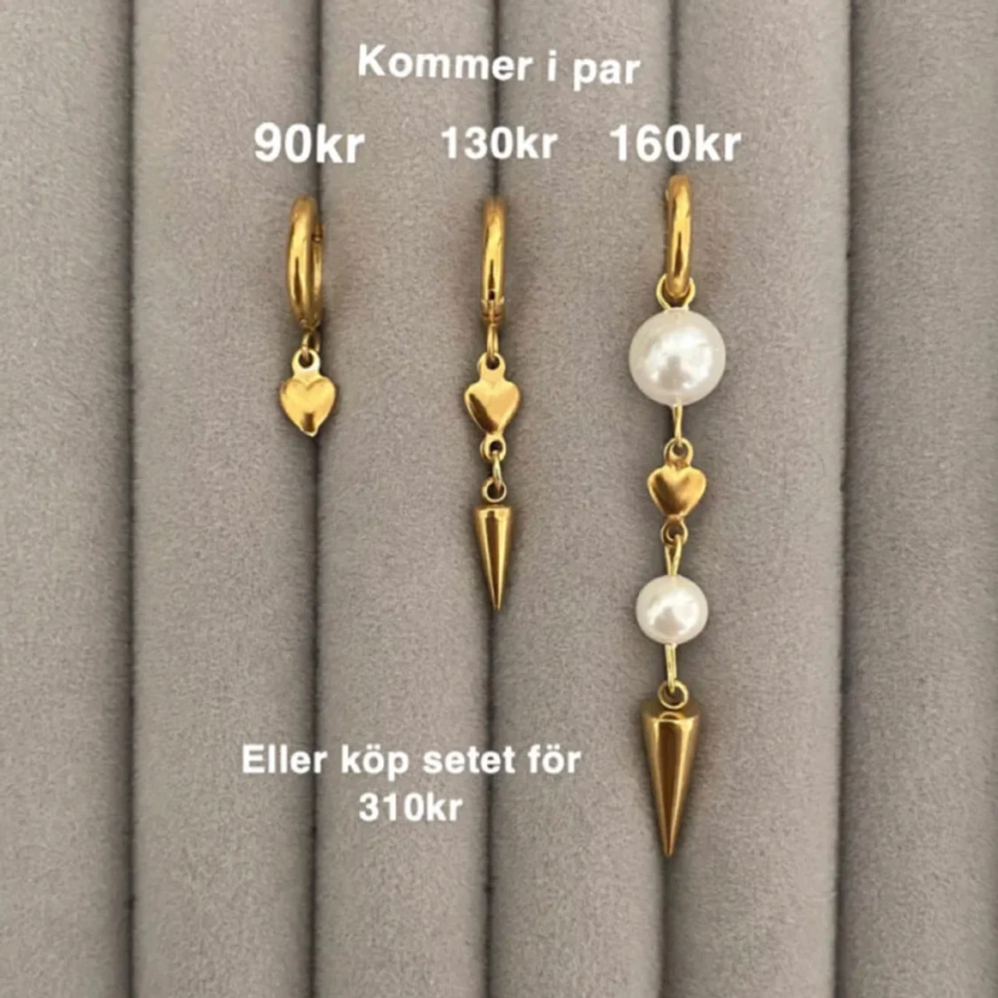 Guldiga örhängen med hjärtan och pärlor