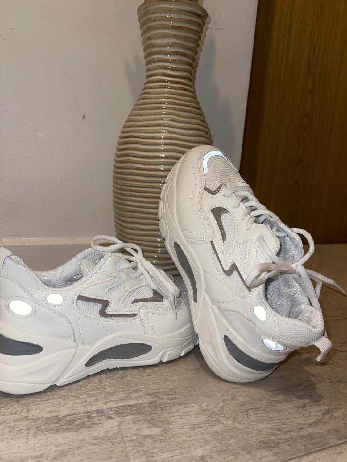 Chunky vita sneakers med grå detaljer - 1