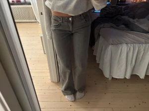 Grå jeans från NA-KD, storlek 36 - Snygga grå jeans från NA-KD i klassisk femficksmodell. Byxorna har rak passform med normal midja och är tillverkade i mjukt jeanstyg. Perfekta för dig som gillar en enkel och stilren look med lite vintage-vibe.