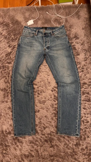 Neuw Ray Straight jeans blå 31/32 - Snygga blå jeans från Neuw i modellen Ray Straight. Raka ben. Jeansen har en cool tvättad look och är tillverkade i slitstarkt bomullsmaterial. Passar dig som gillar en enkel och stilren vibe. Grisch. 