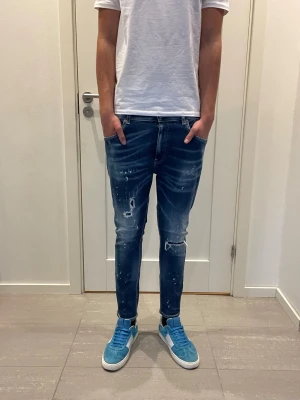 Dondup Jeans  - Säljer nu dessa Dondup Jeans med super snygga slitningar och tvätt/färsgstink i designen, storlek 32 men sitter lite mindre då dem är uppsydda, skriv för fler bilde/frågor🙌🏼
