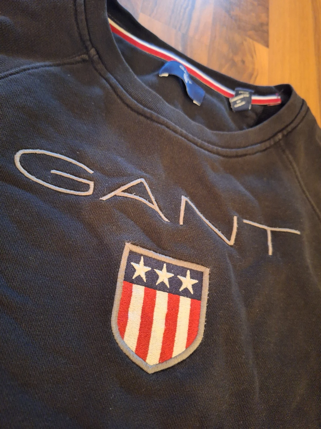 Svart sweatshirt från GANT med broderad logga - 1