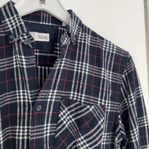 Rutig skjorta - Rutig skjorta. Herr modell. Mycket bra skick. Köparen står för frakten 🤍