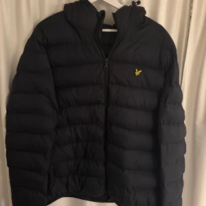 Lyle & Scott jacka  - Snygg lyle & scott jacka i storlek L, Perfekt nu till vintern