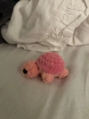 Handgjord gosedjurssköldpadda  - En handgjord söt sköldpadda! 🐢                               Kan även göra i andra färger och tar gärna emot beställningar, så det är bara att skriva!                        Skänker 15% till Barncancerfonden 🫶🏼