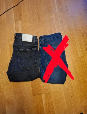 Tiger of sweden jeans  - Ett par svarta Tiger of sweden 28/32 och ett par replay anbass då jack and jones är sålda replay anbass 29/30 