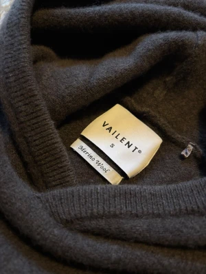 100% Merino Ull Hoodie - Skön, bekväm och stilren hoodie i 100 merino ull från Valient - Skick: 9/10 - Storlek: Passar XS - Nypris: 899kr - Mitt pris: 399kr - DM vid frågor & funderingar! 🙌🏻