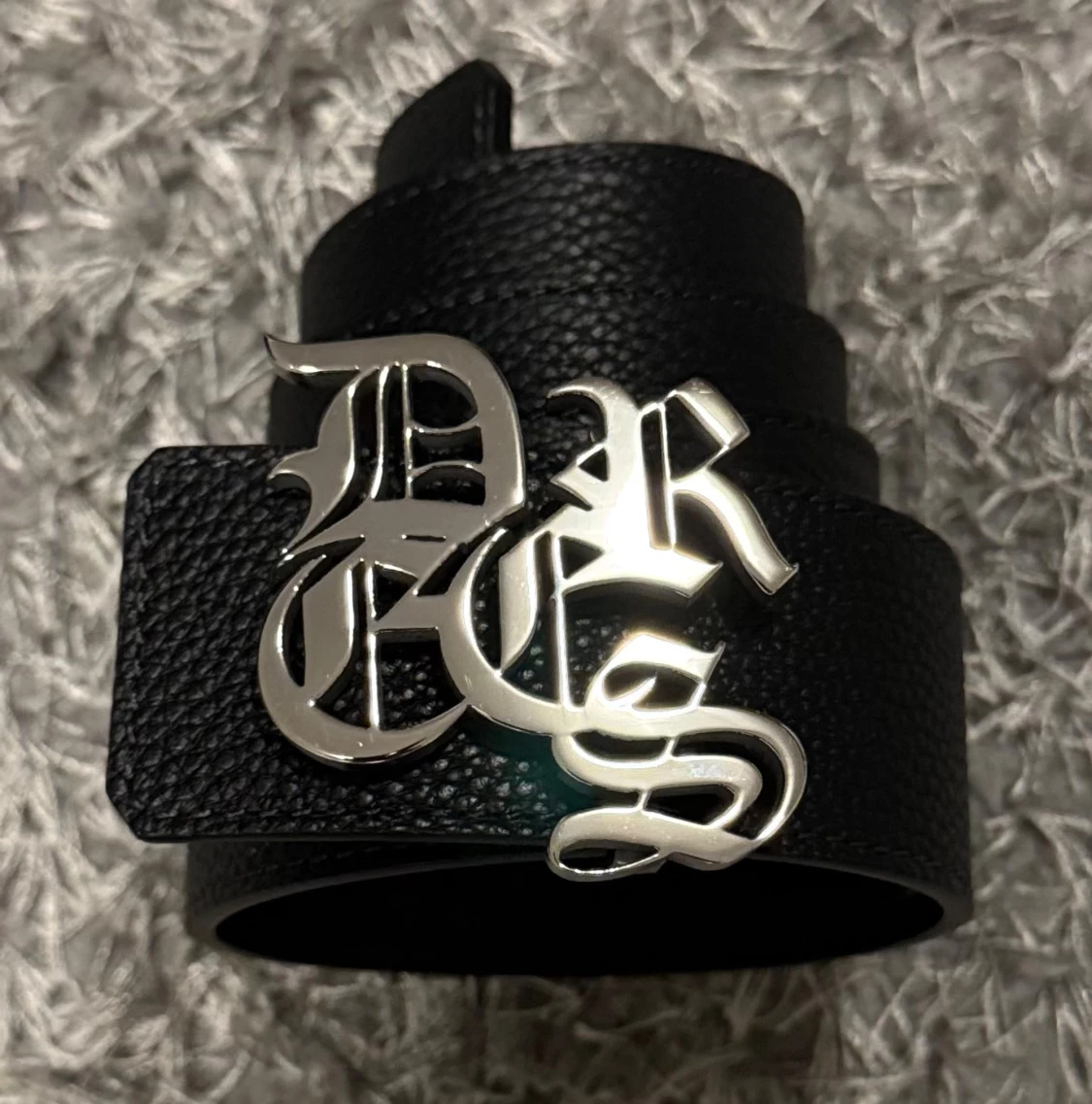 Elegant svart bälte från Decrese Sweden i 100% äkta läder med silverfärgat metallspänne. Stilrent 80 cm - 1