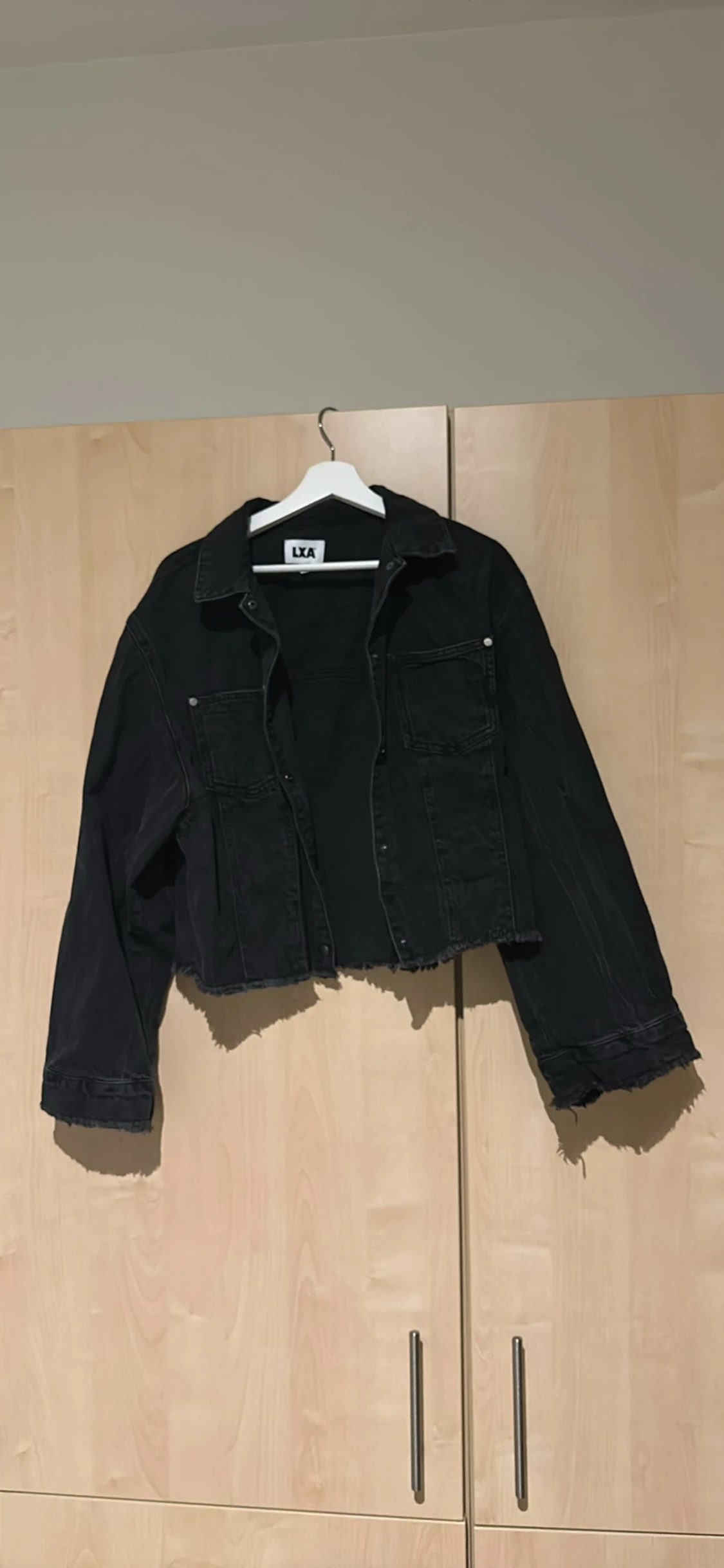 Svart croppad jeansjacka från LXA