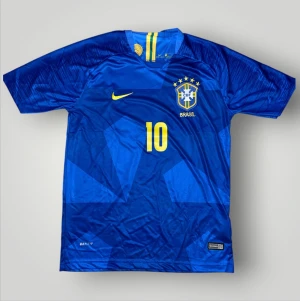 Brasilien landslagströja neymar 10 strl M - Helt ny. Fin replika med grym kvalitét. Storlek M. Pris: 349kr. Först till kvarn som gäller. Skickas direkt inom 24h