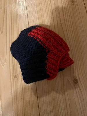 Villasukat 34 - Nilkkapituiset villasukat. Pohjan pituus n 22cm. Koko 34. Eläintalous MMM, lisätietoja saa kysymällä Katsothan myös muut ilmoitukseni Tarjoa 