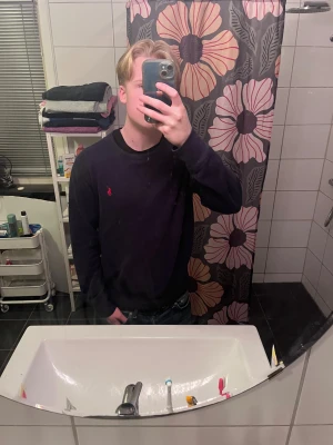 Tjocktröja ifrån Ralph lauren - En fantastiskt skön och snygg tröja ifrån Ralph lauren. Tröjan är i perfekt skick utan några defekter överhuvudtaget. Om ni har några frågor, tveka inte att höra av er!