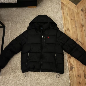 Polo ralph lauren gorham down jacket - Helt ny, endast prövad en gång, säljer då den blev för stor, skriv gärna om du har några frågor!