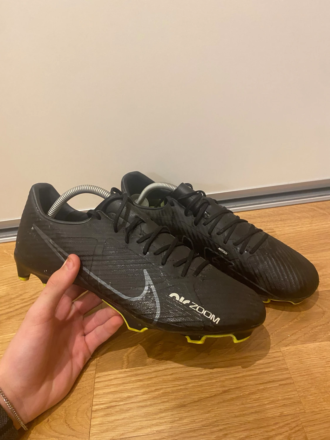 Svarta nike fotbollsskor