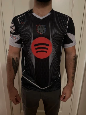 FC Barcelona svart matchtröja Spotify - FC Barcelona tröja.                                                          • Modern Klassiker🖤                                                      • Nike x Spotify - Barca på sitt bästa⚽️