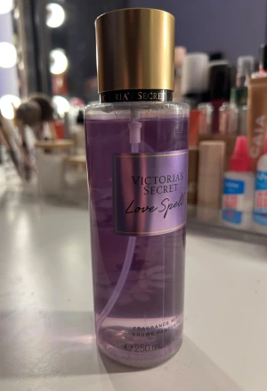 Victoria’s Secret parfym💜 - Victoria’s Secret bodymist i lukten Love Spell💜Helt oanvänd flaska. Kan både posta och mötas upp. Köpt för 339kr hos Zalando. Dofter av persika, körsbärsblom & vit jasmin. 