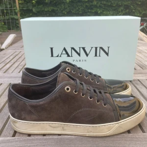 Lanvin skor  - Hej! Säljer nu dessa sjukt snygga lanvin skor. Skorna är i grymt skick! Har begränsat antal boxar och dustbag. Hör av dig vid frågor. 