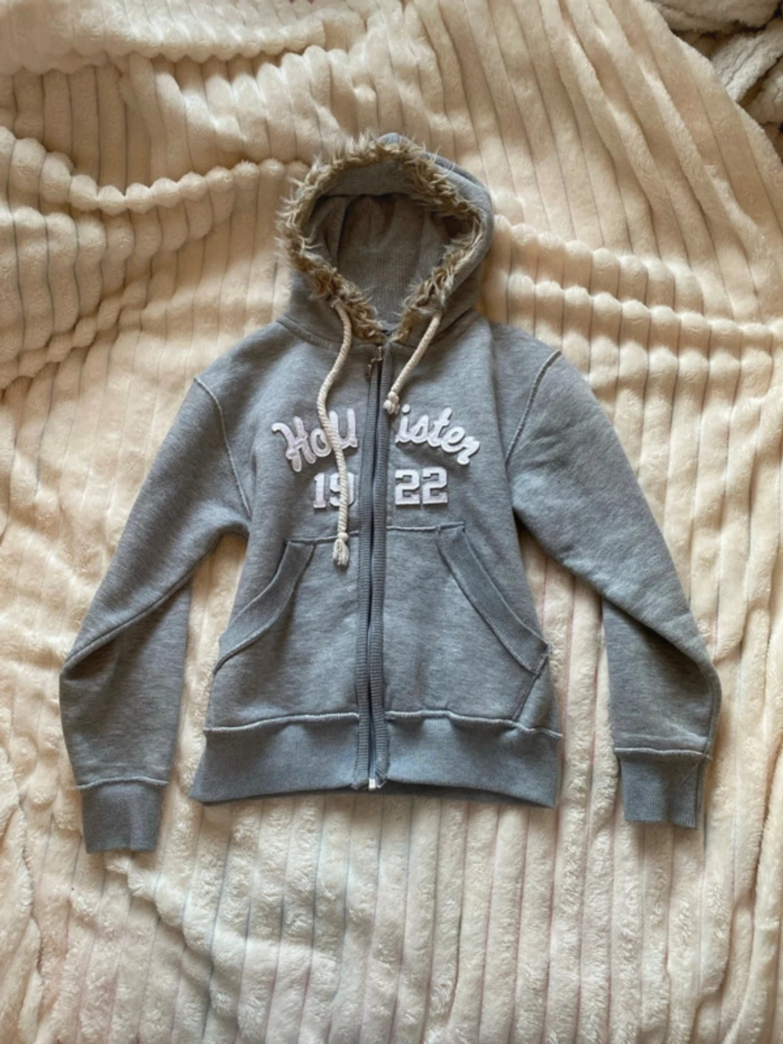 Hollister kofta med päls!