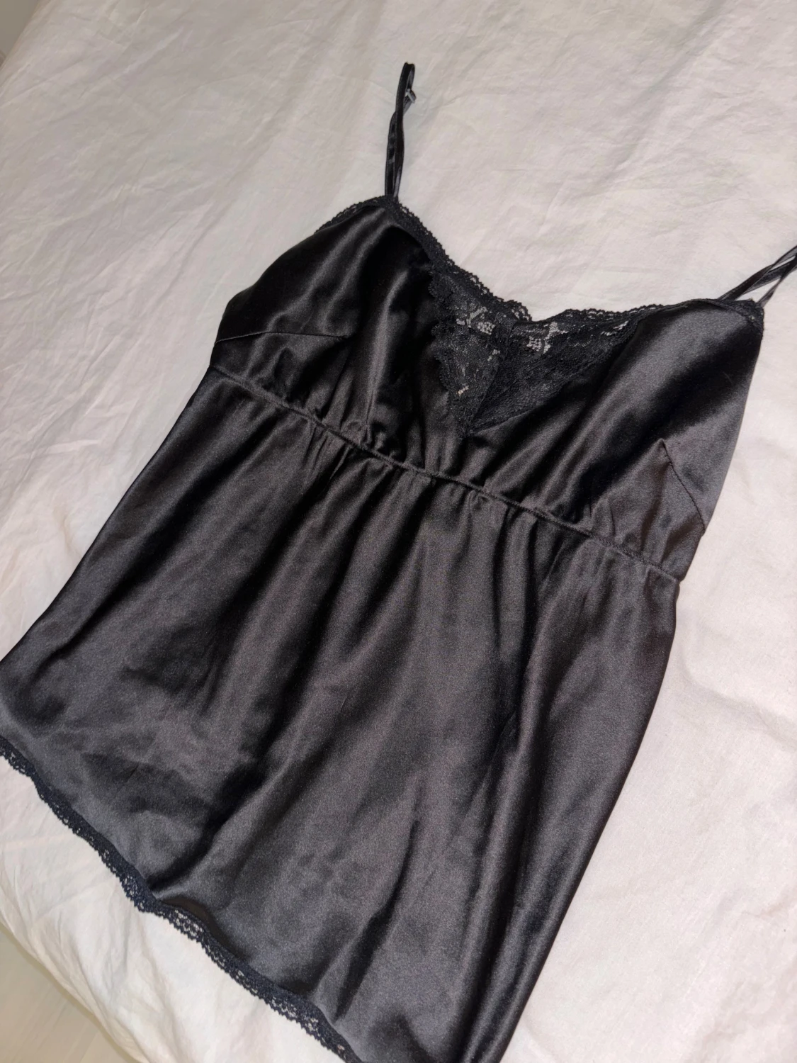 Svart satin linnetopp med spets
