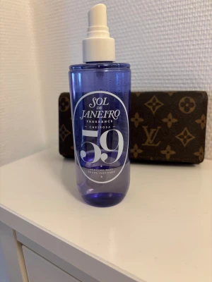 Sol de Janeiro Cheirosa 59 Mist - Fragrance mist med noter av vanilla orchid, sugared violet och sheer sandalwood. Perfekt för dig som vill ha en fräsch och unik doft som sticker ut. Finns ca 15-20 ml kvar. Tyvärr finns det ingen kork.