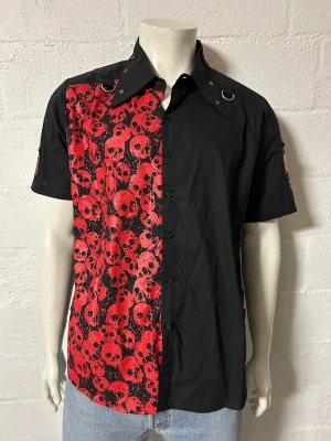 Skjorta med döskallar fr Poizen Medium - Helt ny skjorta i skön bomull. Storlek M. Från Poizen.