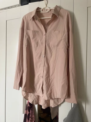 beige blus - silkig material • perfekt för sig själv eller som cardigan • inga knappar saknas!