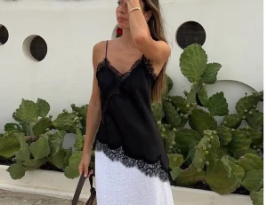 Svart linnetopp med spetsdetaljer - Helt ny, aldrig använd! 