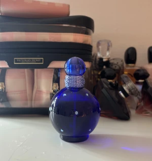 Britney Spears parfym - Britney Spears Midnight Fantasy 50 ml parfym. Använd några få gånger, ca 45 ml kvar💙