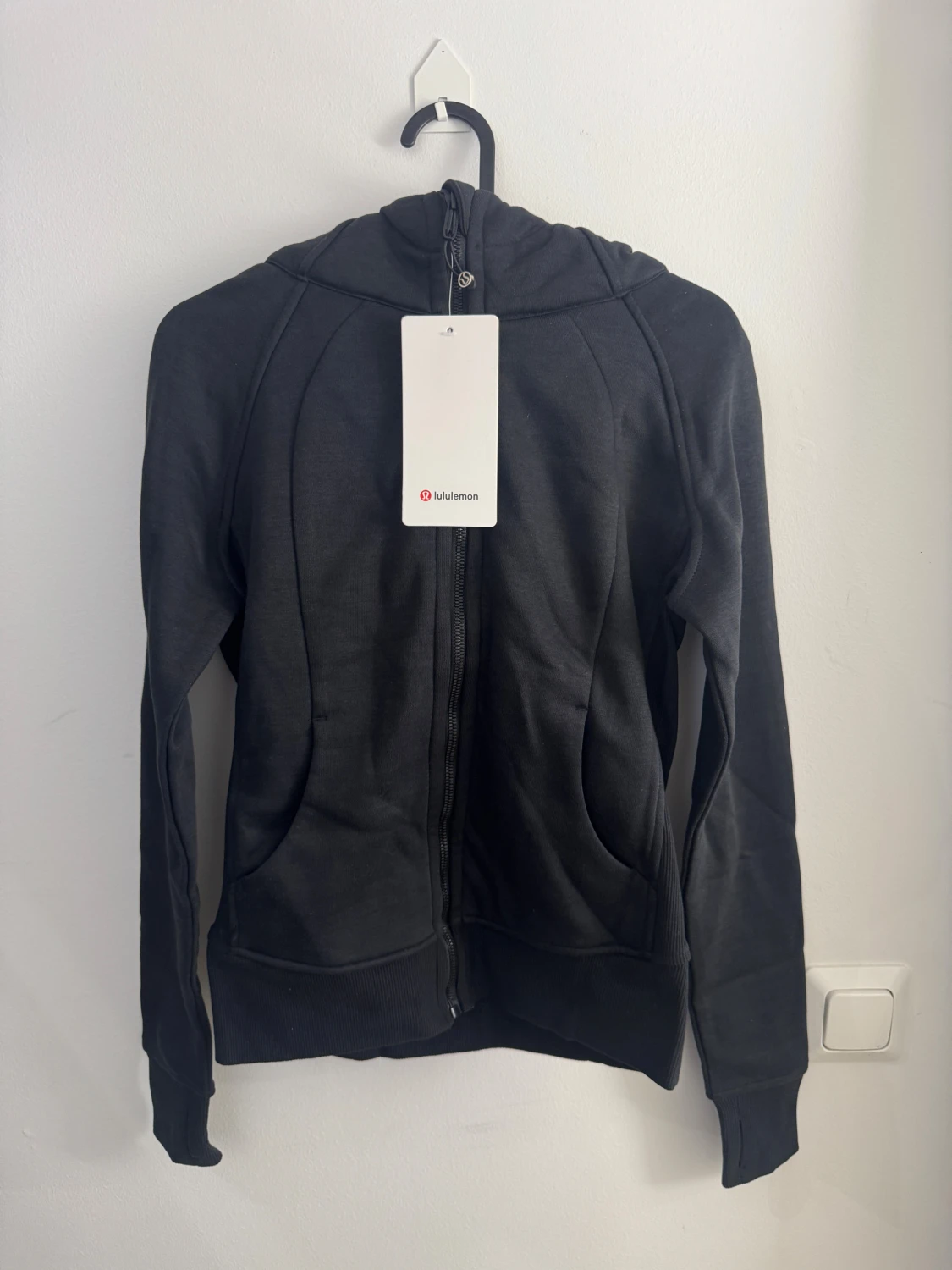 Svart slim fit hoodiejacka från Lululemon storlek 4