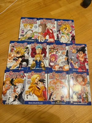 The seven deadly sins volym 1,3,22,29,33-35,37-40 - Samling av manga-volymer från serien The Seven Deadly Sins. Färgstarka omslag med episka karaktärer och actionfyllda scener. Perfekt för dig som gillar fantasy, äventyr och tecknade böcker. Passar ungdomar och unga vuxna som vill dyka in i en spännande värld.